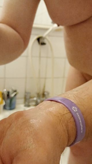 SissyBoy suczka cwelik nakłada balsam oliwkę na dupkę dziurk